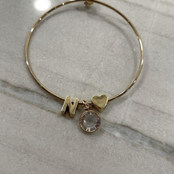 Gold letter N bracelet - Picture 2 of 2